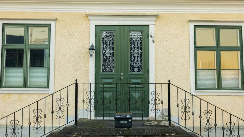 Klinteglas_tjanst_dörr